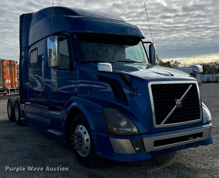 image for item DT2127 2015 Volvo D13 semi truck