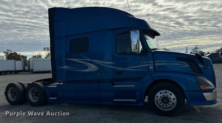 image for item DT2127 2015 Volvo D13 semi truck