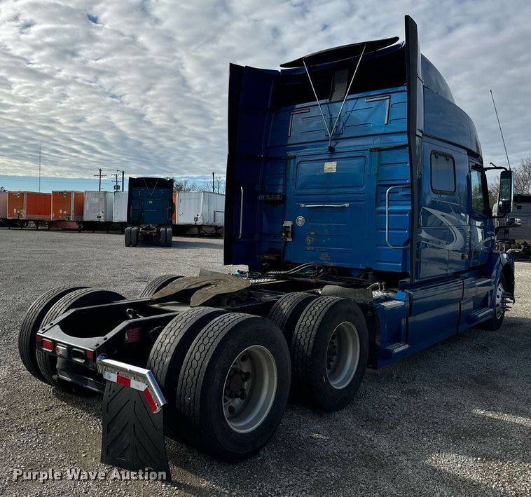 image for item DT2127 2015 Volvo D13 semi truck