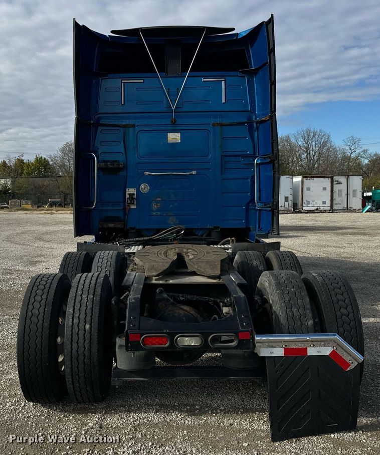 image for item DT2127 2015 Volvo D13 semi truck