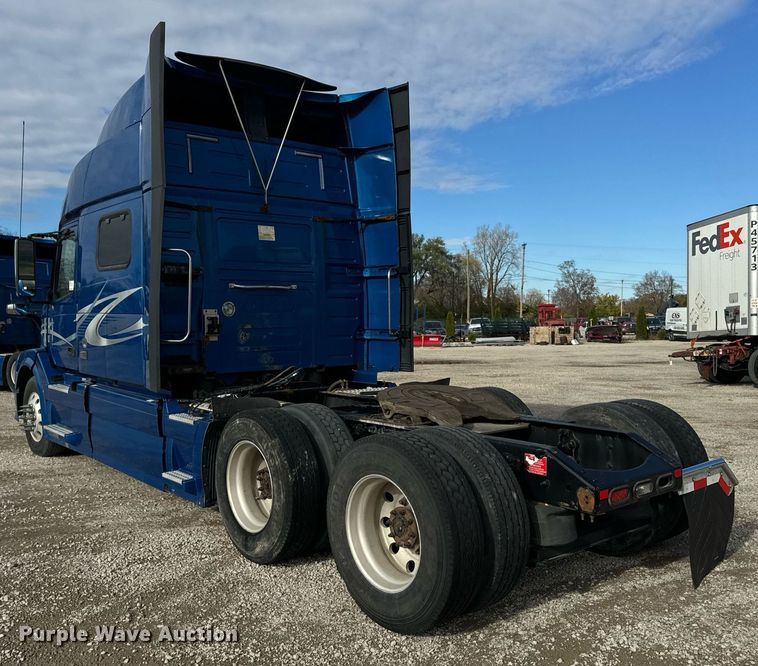 image for item DT2127 2015 Volvo D13 semi truck