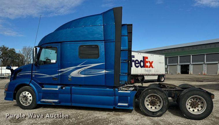 image for item DT2127 2015 Volvo D13 semi truck