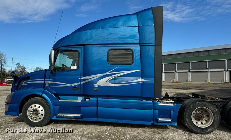 image for item DT2127 2015 Volvo D13 semi truck