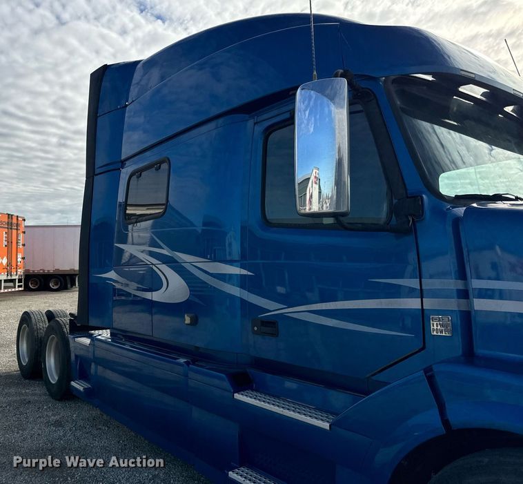 image for item DT2127 2015 Volvo D13 semi truck