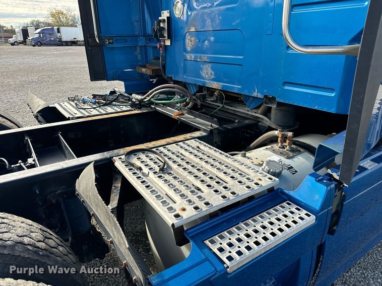 image for item DT2127 2015 Volvo D13 semi truck