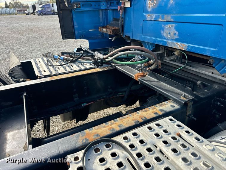 image for item DT2127 2015 Volvo D13 semi truck