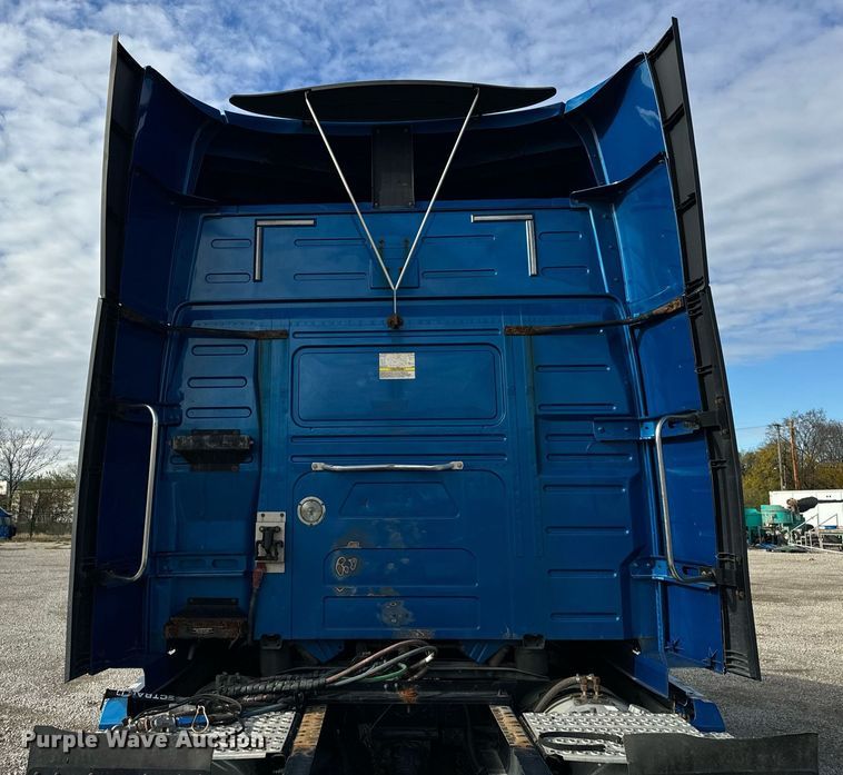 image for item DT2127 2015 Volvo D13 semi truck