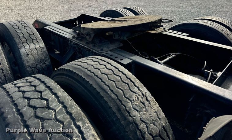 image for item DT2127 2015 Volvo D13 semi truck