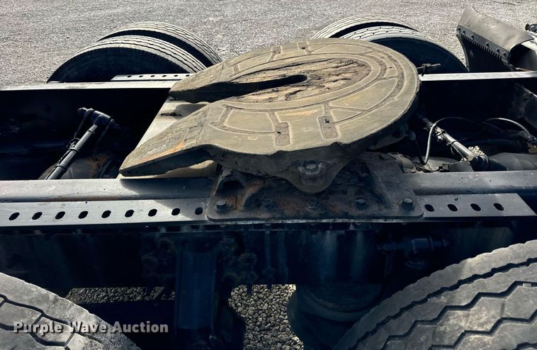 image for item DT2127 2015 Volvo D13 semi truck