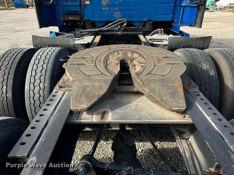 image for item DT2127 2015 Volvo D13 semi truck