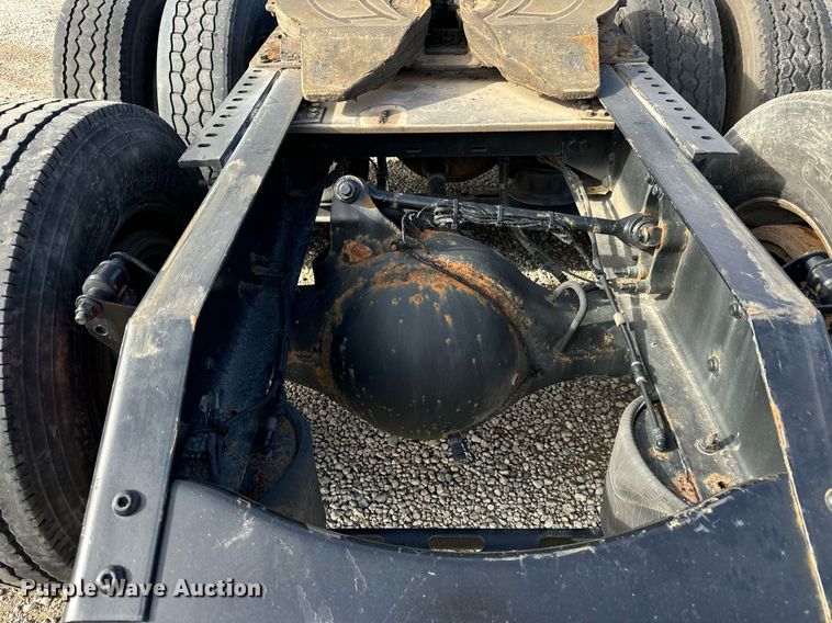 image for item DT2127 2015 Volvo D13 semi truck