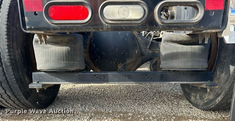 image for item DT2127 2015 Volvo D13 semi truck