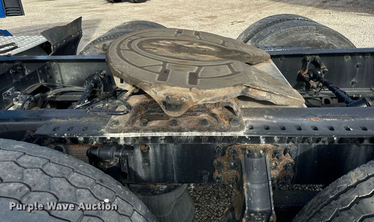 image for item DT2127 2015 Volvo D13 semi truck