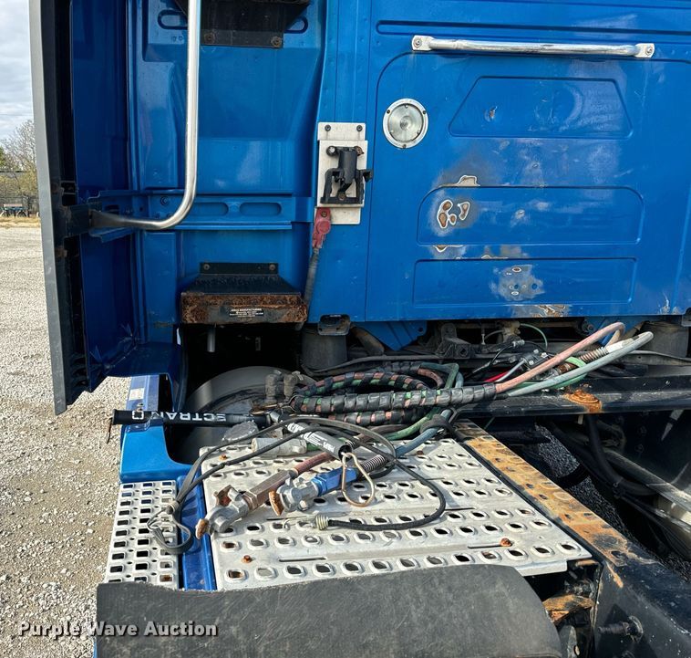 image for item DT2127 2015 Volvo D13 semi truck