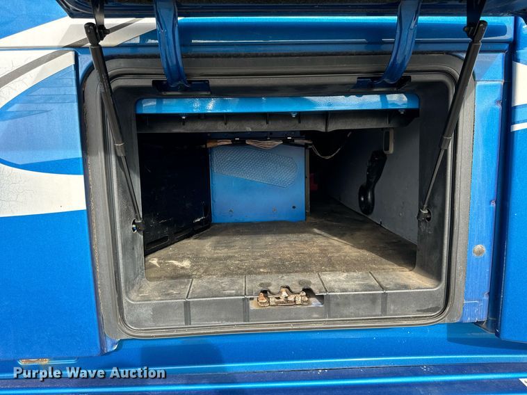 image for item DT2127 2015 Volvo D13 semi truck