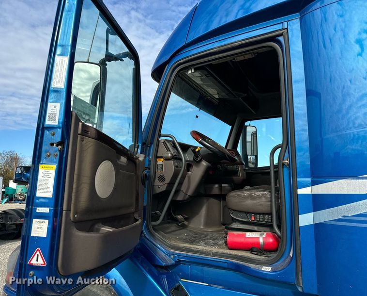 image for item DT2127 2015 Volvo D13 semi truck