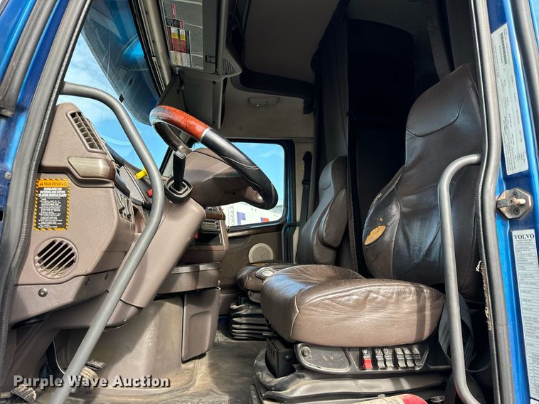 image for item DT2127 2015 Volvo D13 semi truck