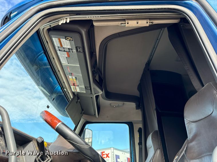 image for item DT2127 2015 Volvo D13 semi truck