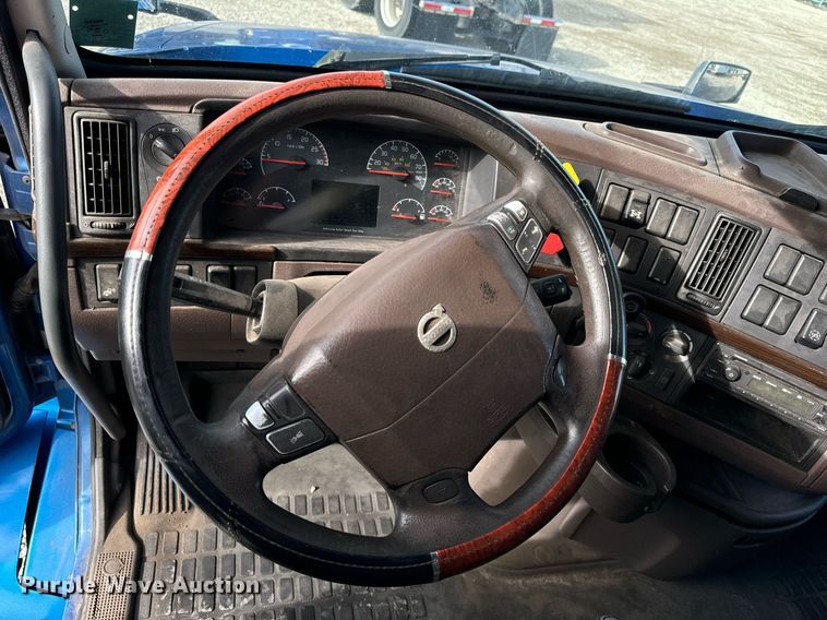 image for item DT2127 2015 Volvo D13 semi truck