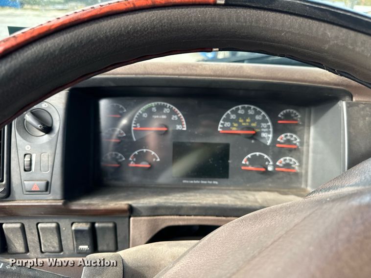 image for item DT2127 2015 Volvo D13 semi truck