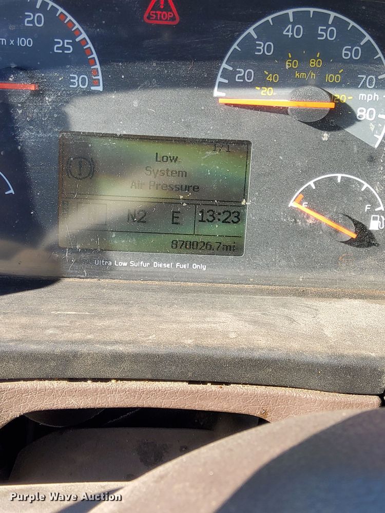 image for item DT2127 2015 Volvo D13 semi truck