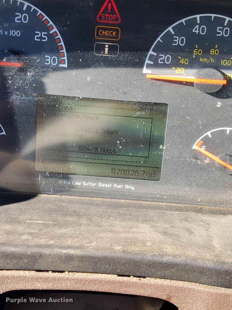 image for item DT2127 2015 Volvo D13 semi truck