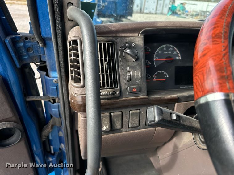 image for item DT2127 2015 Volvo D13 semi truck