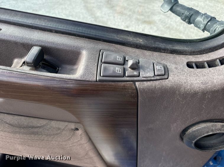 image for item DT2127 2015 Volvo D13 semi truck