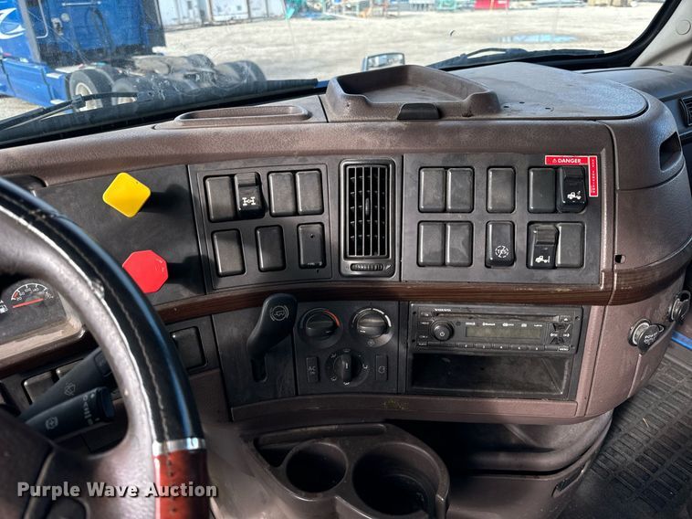 image for item DT2127 2015 Volvo D13 semi truck