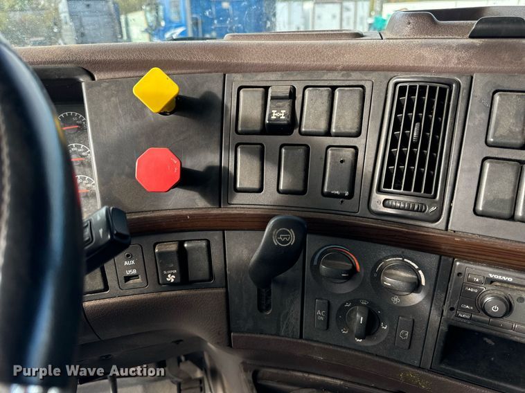 image for item DT2127 2015 Volvo D13 semi truck