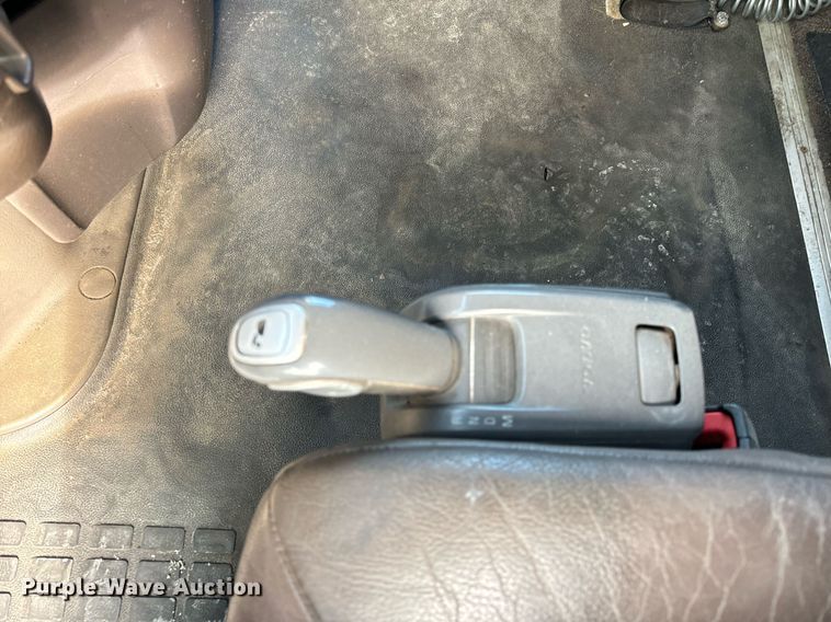 image for item DT2127 2015 Volvo D13 semi truck