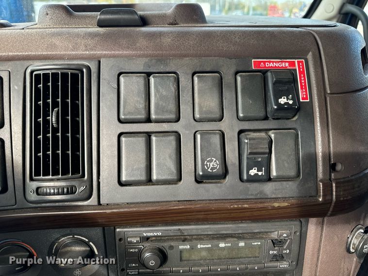 image for item DT2127 2015 Volvo D13 semi truck