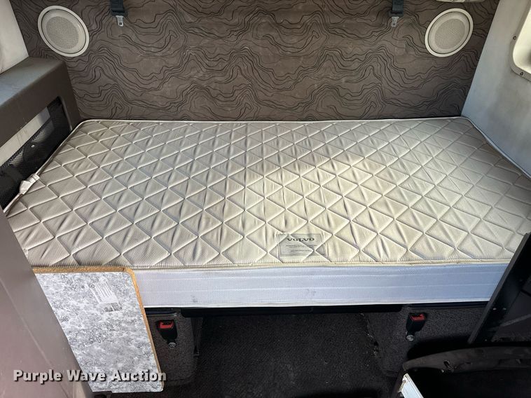 image for item DT2127 2015 Volvo D13 semi truck