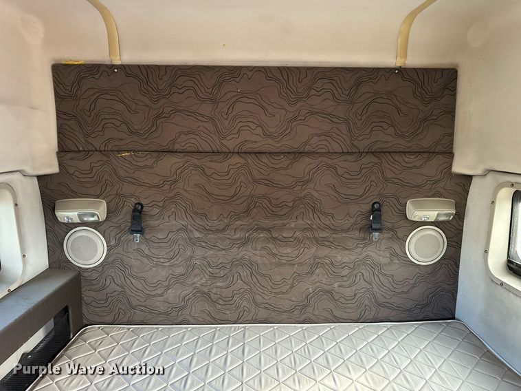 image for item DT2127 2015 Volvo D13 semi truck