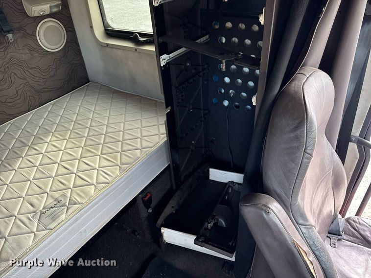 image for item DT2127 2015 Volvo D13 semi truck