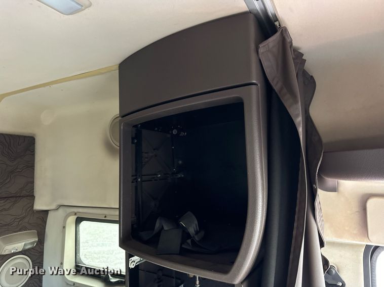 image for item DT2127 2015 Volvo D13 semi truck