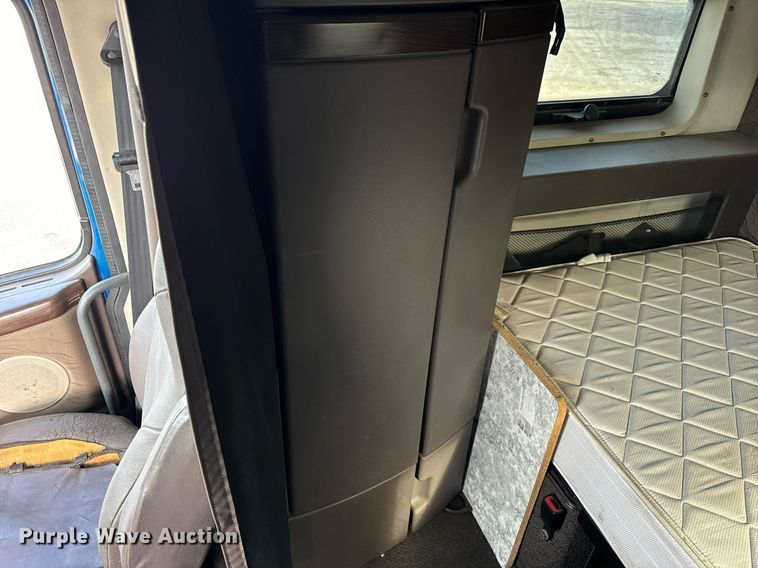 image for item DT2127 2015 Volvo D13 semi truck