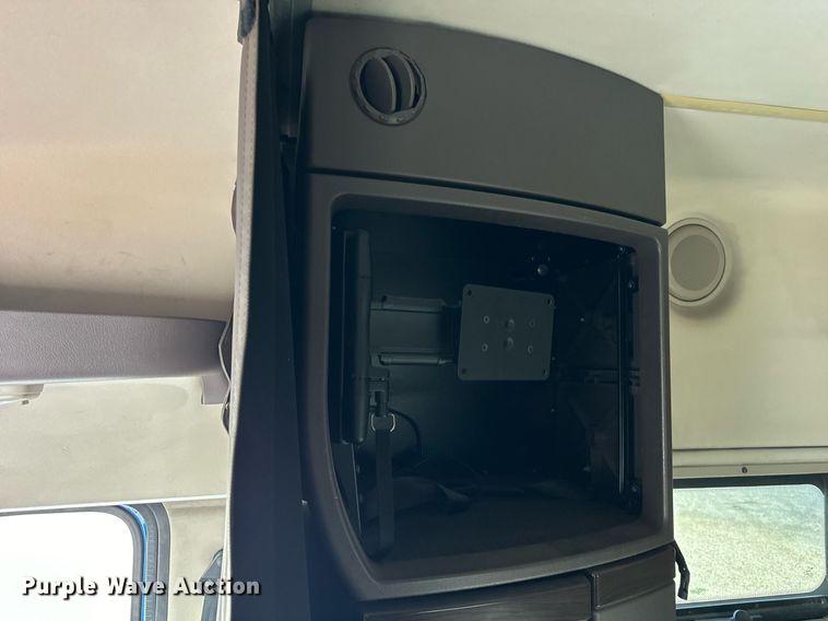 image for item DT2127 2015 Volvo D13 semi truck