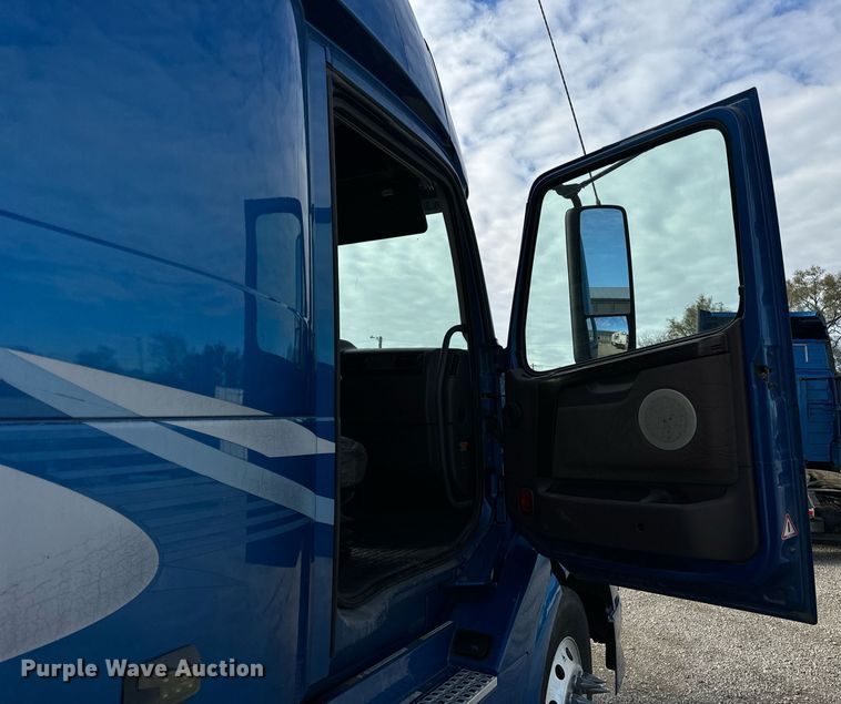 image for item DT2127 2015 Volvo D13 semi truck