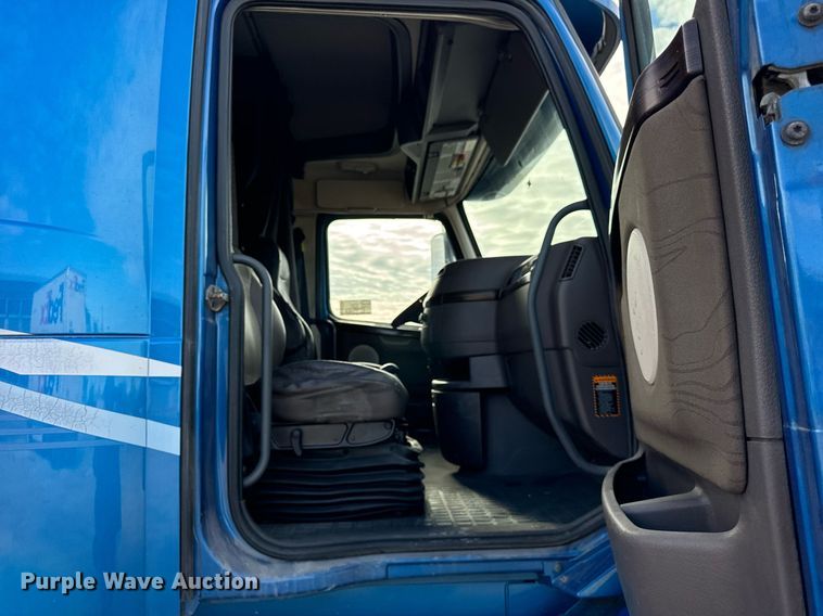 image for item DT2127 2015 Volvo D13 semi truck