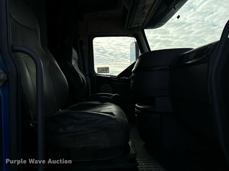 image for item DT2127 2015 Volvo D13 semi truck