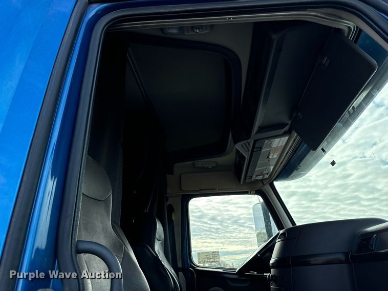 image for item DT2127 2015 Volvo D13 semi truck