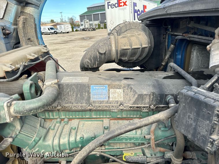 image for item DT2127 2015 Volvo D13 semi truck