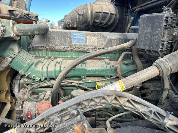 image for item DT2127 2015 Volvo D13 semi truck