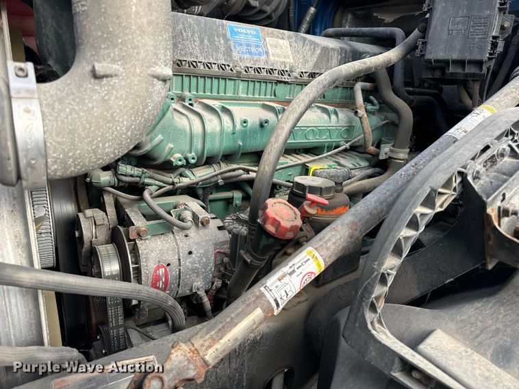 image for item DT2127 2015 Volvo D13 semi truck