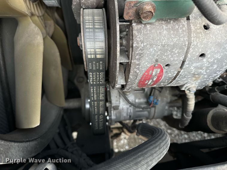 image for item DT2127 2015 Volvo D13 semi truck