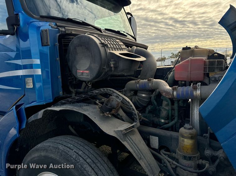 image for item DT2127 2015 Volvo D13 semi truck