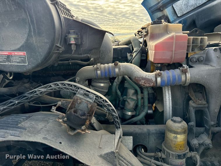 image for item DT2127 2015 Volvo D13 semi truck