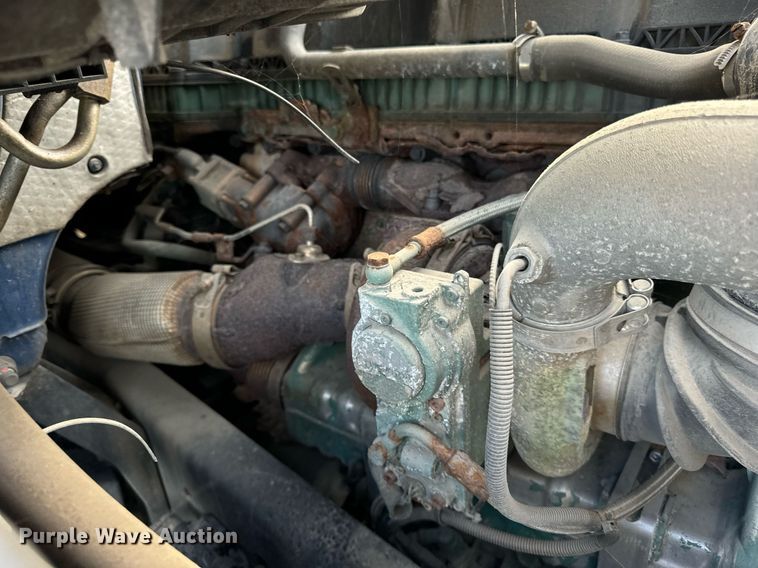 image for item DT2127 2015 Volvo D13 semi truck