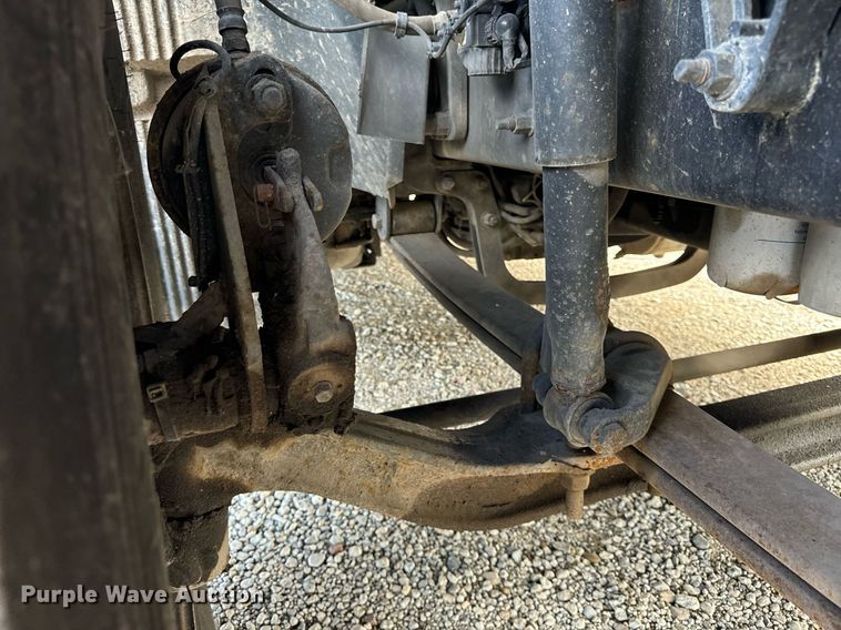 image for item DT2127 2015 Volvo D13 semi truck